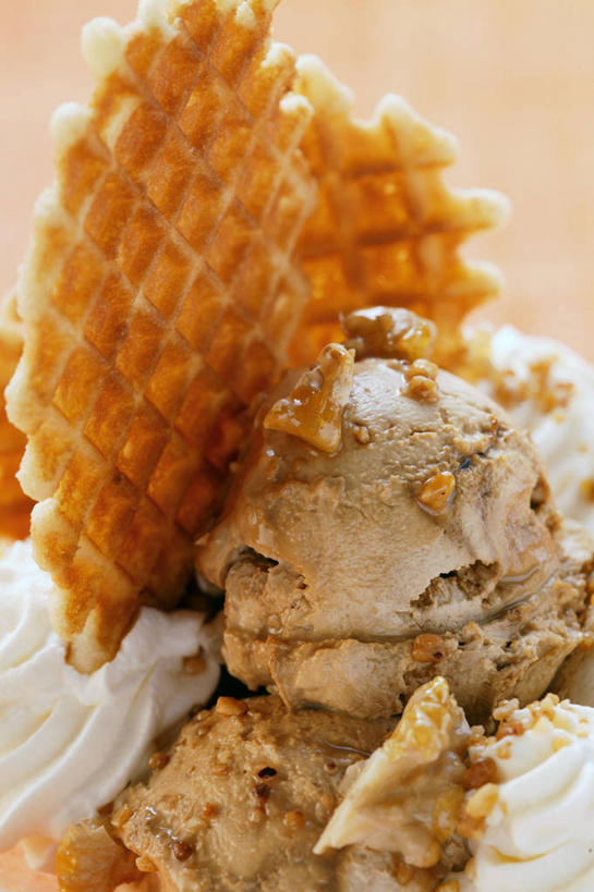 无人,竖图,俯视,室内,特写,白天,餐桌,桌子,阴影,朦胧,模糊,反射,影子,核桃,冰激凌,坚果,果实,清凉,干果,冷饮,舒服,冰淇淋,餐台,解暑,解渴,雪糕,焦糖,胡桃,舒爽,冰糕,羌桃,消暑,彩图,高角度拍摄