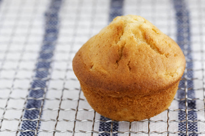 点心,无人,横图,俯视,室内,特写,白天,烘焙,下午茶,餐桌,桌子,金属制品,阴影,朦胧,模糊,反射,金属,布料,影子,食品,布纹,松饼,架子,桌布,食物,糕点,一个,餐巾,台布,摄影,影棚,单个,餐台,冷却,冷却架,玛芬蛋糕,彩图,高角度拍摄,影棚拍摄,拍摄