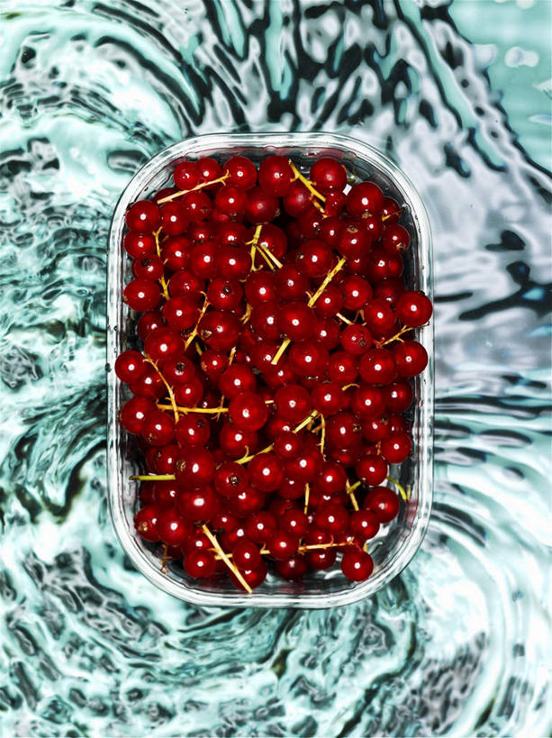 无人,竖图,俯视,室内,特写,白天,桌子,浆果,水果,玻璃,阴影,新鲜,反射,纹路,纹理,影子,塑料,灯笼果,生食,食品,果实,茶几,玻璃制品,盒子,食物,一个,红色,绿色,容器,塑料制品,有机食品,绿色食品,单个,储藏,储存,红醋栗,肌理,醋栗,彩图,高角度拍摄,贮存