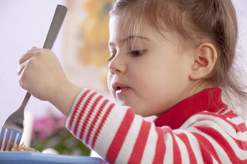 西方人,儿童,脸,头,脸颊,手,肌肉,健壮,一个人,客厅,坐,笑,微笑,横图,室内,特写,白天,侧面,毛衣,纯洁,餐具,欧洲,欧洲人,仅一个女性,仅一个人,一把,握,条纹,朦胧,模糊,叉子,碟子,盘,拿,拿着,注视,肩膀,小孩,红色,盘子,碟,观察,看,仅一个小孩,健康,手部,活力,可爱,力量,童年,童趣,握着,观看,青春,单手,察看,起居室,强壮,关注,线衫,童真,烂漫,无邪,餐叉,客堂,天真,女孩,女人,女性,白种人,孩子,头部,脸部,脸蛋,面部,进餐用具,坐着,半身,彩图,绒衣,套衫,套头毛衣,线衣,女生