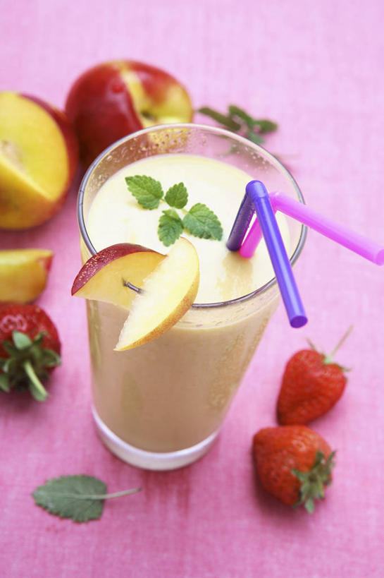 无人,竖图,俯视,室内,特写,白天,草莓,浆果,桃子,杯子,水果,叶子,阴影,粉色背景,新鲜,反射,影子,塑料,生食,食品,甜点,甜品,果实,绿叶,油桃,玻璃制品,食物,饮料,水杯,塑料制品,吸管,甜食,嫩叶,冰淇淋,摄影,有机食品,绿色食品,影棚,鲜奶,空心,奶昔,肺果,饮管,李光桃,叶,叶片,玻璃杯,洋莓,水果皇后,红莓,地莓,彩图,高角度拍摄,影棚拍摄,拍摄,圆柱状