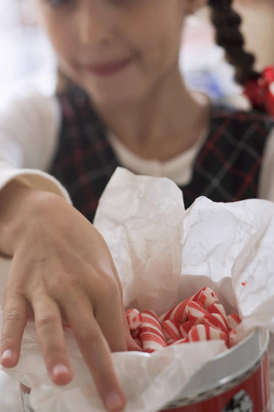 西方人,儿童,脸,头,脸颊,手,一个人,站,笑,微笑,露齿笑,竖图,室内,特写,白天,正面,纯洁,欧洲,欧洲人,仅一个女性,仅一个人,阴影,服装,朦胧,模糊,反射,包装,包装纸,影子,纸,食品,糖,糖果,甜点,甜品,纸张,拿,拿着,休闲装,肩膀,食物,小孩,衣服,甜食,站着,仅一个小孩,休闲,手部,休闲服,可爱,童年,童趣,服饰,单手,包装材料,牛皮纸,童真,硬糖,烂漫,无邪,天真,女孩,女人,女性,白种人,孩子,头部,脸部,脸蛋,面部,站立,半身,彩图,女生