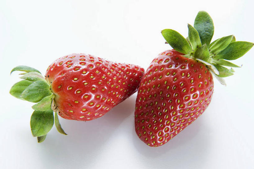 无人,横图,俯视,室内,特写,白天,白色背景,草莓,浆果,水果,叶子,阴影,新鲜,反射,影子,生食,食品,果实,绿叶,食物,两个,红色,嫩叶,摄影,有机食品,绿色食品,影棚,叶,叶片,洋莓,水果皇后,红莓,地莓,彩图,高角度拍摄,影棚拍摄,拍摄