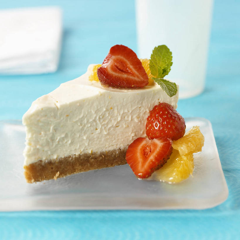 点心,无人,方图,俯视,室内,特写,白天,下午茶,草莓,浆果,杯子,餐具,水果,切开,阴影,蓝色背景,新鲜,反射,碟子,盘,影子,生食,食品,果实,玻璃制品,食物,糕点,盘子,水杯,碟,切,摄影,有机食品,绿色食品,影棚,剖面,切面,玻璃杯,洋莓,水果皇后,红莓,地莓,彩图,高角度拍摄,影棚拍摄,拍摄,蛋糕