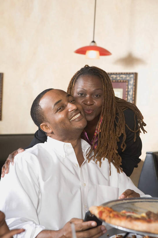 西方人,两个人,家庭,夫妻,客厅,站,坐,抱,笑,微笑,露齿笑,竖图,室内,白天,正面,爱情,烹饪,西餐,餐桌,桌子,餐具,照明,欧洲,非洲,黑人,欧洲人,弯腰,服装,朦胧,模糊,碟子,盘,墙,灯光,料理,食品,披萨,匹萨,浪漫,注视,休闲装,菜肴,美食,吊灯,墙壁,墙面,灯,食物,衣服,盘子,灯具,碟,快餐,观察,看,站着,休闲,温暖,温馨,一家人,休闲服,恩爱,西式,恋人,服饰,佳肴,餐台,抱着,观看,照亮,和睦,察看,起居室,比萨,搂着,照明设备,关注,西式快餐,垃圾食品,意大利薄饼,弯身,客堂,男人,男性,年轻男性,年轻女性,女人,女性,非洲人,年轻人,夫妇,情侣,搂,搂抱,站立,坐着,半身,彩图,伴侣,融洽