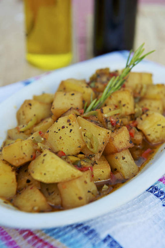 咖哩,无人,竖图,俯视,室内,特写,白天,烹饪,桌面,桌子,土豆,餐具,阴影,朦胧,模糊,反射,木制,碟子,罐子,盘,影子,调料,食用油,油,橄榄油,料理,食品,调味品,调味料,泰式,咖喱,菜肴,美食,泰国料理,玻璃制品,食物,盘子,玻璃瓶,木制品,瓶子,碟,佳肴,植物油,馍馍蛋,泰菜,泰国菜,泰式料理,洋芋,山药蛋,马铃薯,彩图,高角度拍摄