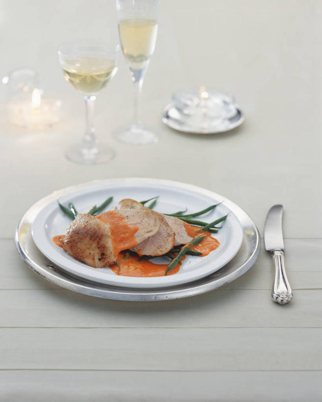 葡萄酒,无人,竖图,俯视,室内,特写,白天,烹饪,奢侈,西餐,快乐,杯子,餐具,阴影,灰色背景,反射,碟子,高脚杯,工具,盘,影子,肉,料理,食品,刀具,浪漫,猪肉,菜肴,美食,肉类,玻璃制品,酒,食物,饮料,盘子,酒杯,碟,刀,香槟,西式,诱惑,摄影,佳肴,影棚,餐刀,肉食,香槟杯,豚肉,气泡酒,起泡酒,汽酒,玻璃杯,彩图,高角度拍摄,影棚拍摄,高兴,欢笑,拍摄