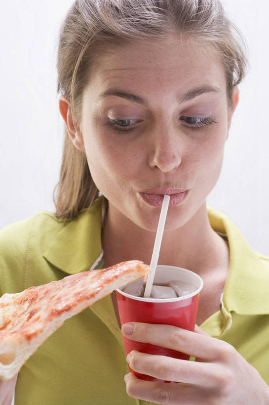 西方人,脸,头,脸颊,头发,一个人,站,竖图,室内,特写,白天,白色背景,正面,烹饪,西餐,杯子,欧洲,欧洲人,仅一个年轻女性,仅一个女性,仅一个人,一块,喝,握,阴影,服装,反射,影子,塑料,冰,冰块,料理,食品,披萨,匹萨,棕色,饮品,一杯,注视,休闲装,冷冻,菜肴,美食,可乐,肩膀,食物,饮料,一个,衣服,红色,塑料制品,吸管,纸制品,快餐,观察,看,站着,休闲,休闲服,寒冷,西式,握着,摄影,服饰,佳肴,影棚,冷藏,单个,观看,纸杯,察看,冰冷,空心,比萨,关注,可口,一次性杯子,西式快餐,垃圾食品,意大利薄饼,饮管,保鲜,适口,年轻女性,女人,女性,白种人,头部,长发,直发,脸部,脸蛋,面部,站立,半身,彩图,影棚拍摄,拍摄,圆柱状