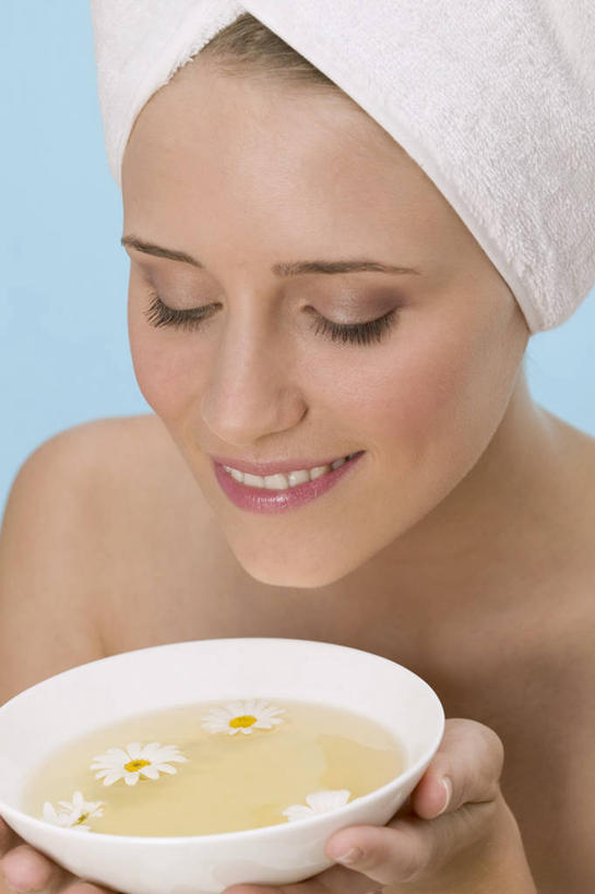 西方人,脸,头,脸颊,手,一个人,闭眼,捧,笑,微笑,露齿笑,竖图,俯视,室内,特写,白天,按摩,美容,欧洲,欧洲人,双手,仅一个年轻女性,仅一个女性,仅一个人,一条,护肤,阴影,蓝色背景,盛开,反射,包裹,纺织物,影子,陶瓷,陶瓷制品,花蕾,闻,裸露,肩膀,花,花瓣,花朵,鲜花,一个,白色,容器,毛巾,碗,花苞,花蕊,清洁,保养,享受,休闲,手部,放松,SPA水疗,保健,温泉浴场,摄影,影棚,单个,储藏,保暖,嗅,储存,裸,透气,养颜,防水,储水,耐磨,吸水,年轻女性,女人,女性,白种人,头部,脸部,脸蛋,面部,矿泉疗养地,闭眼睛,闭着眼,闭着眼睛,端,端着,捧着,手捧,半身,彩图,高角度拍摄,影棚拍摄,水疗,拍摄,贮存