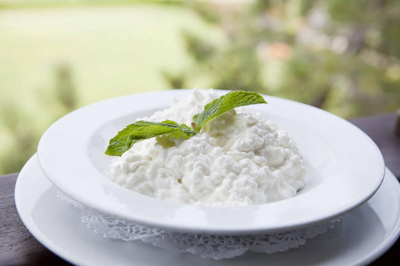 奶酪,无人,横图,俯视,室外,特写,白天,餐桌,桌子,餐具,叶子,阴影,朦胧,模糊,光线,碟子,盘,影子,陶瓷,调味,香料,佐料,干酪,起司,薄荷,绿叶,银丹草,陶瓷制品,芝士,营养,白色,阳光,盘子,容器,碟,碗,嫩叶,乳酪,餐台,储藏,配料,乳制品,储存,发酵,作料,斑叶凤梨薄荷,苹果薄荷,夜息香,叶,叶片,彩图,高角度拍摄,贮存