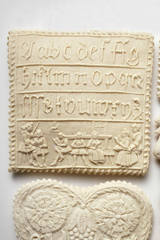 点心,无人,竖图,俯视,室内,特写,白天,白色背景,餐桌,桌子,圣诞节,阴影,节日,庆祝,装饰,反射,影子,食品,曲奇,文化,食物,饼干,零食,庆典,摄影,影棚,餐台,纪念,华丽,修饰,点缀,曲奇饼,曲奇饼干,衬托,美观,雅致,雅观,彩图,高角度拍摄,影棚拍摄,拍摄