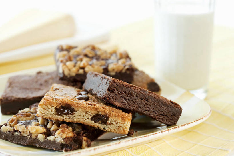 牛奶,无人,横图,俯视,室内,特写,白天,餐桌,桌子,杯子,餐具,一堆,许多,阴影,堆叠,堆积,朦胧,模糊,反射,碟子,盘,影子,核桃,食品,糖,糖果,坚果,甜点,甜品,果实,饮品,营养,玻璃制品,食物,饮料,一个,盘子,水杯,碟,甜食,干果,巧克力,摄影,影棚,单个,餐台,朱古力,堆,乳制品,奶,牛乳,胡桃,安神,羌桃,玻璃杯,彩图,高角度拍摄,影棚拍摄,拍摄