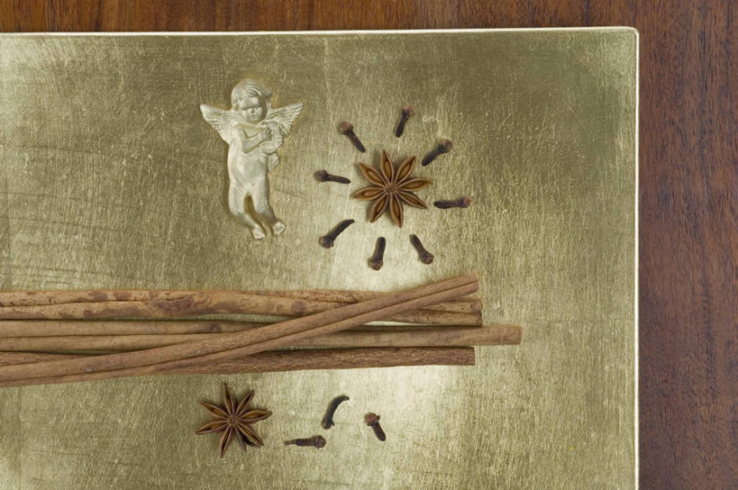 无人,横图,俯视,室内,特写,白天,植物,餐桌,桌子,雕塑,圣诞节,一堆,许多,天使,阴影,堆叠,堆积,节日,庆祝,艺术,装饰,反射,木制,翅膀,雕刻,雕像,影子,调味,香料,佐料,草药,药草,肉桂,文化,中药,木制品,工艺品,庆典,摄影,影棚,餐台,纪念,堆,美术,配料,神圣,主题,善良,药材,中草药,陈列,桂皮,信徒,茴芹,中药材,本草,功能,美学,作料,官桂,牡桂,筒桂,香桂,玉桂,使者,鹅脚板,异叶茴芹,圣洁,彩图,高角度拍摄,全身,影棚拍摄,拍摄