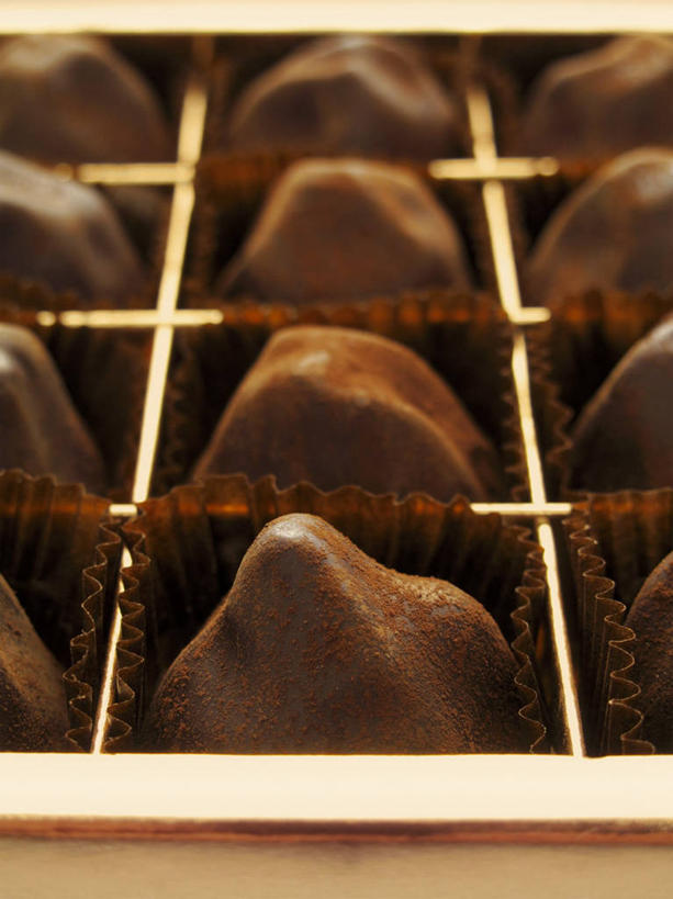 无人,竖图,俯视,室内,特写,白天,一排,许多,阴影,朦胧,模糊,整齐,反射,影子,食品,糖,糖果,甜点,甜品,褐色,食物,排列,容器,甜食,巧克力,摄影,影棚,储藏,朱古力,储存,队列,彩图,高角度拍摄,影棚拍摄,拍摄,贮存