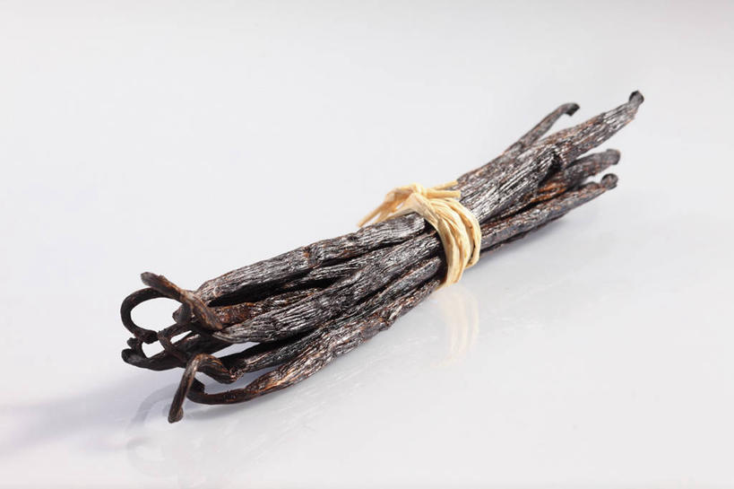 无人,横图,俯视,室内,特写,白天,白色背景,植物,餐桌,桌子,一堆,许多,阴影,堆叠,堆积,反射,影子,草药,药草,中药,绳子,清热,摄影,影棚,餐台,堆,捆绑,绳索,药材,中草药,香草兰,中药材,本草,解毒,绑缚,婆绒花,山薄荷,石母草,彩图,高角度拍摄,影棚拍摄,拍摄