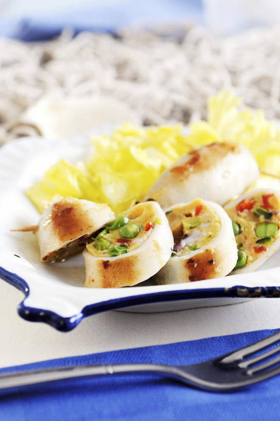 奶酪,无人,竖图,俯视,室内,特写,白天,餐桌,桌子,鱿鱼,辣椒,蔬菜,餐具,一把,阴影,朦胧,模糊,新鲜,反射,布料,叉子,碟子,盘,影子,调味,肉,香料,鱼肉,佐料,干酪,起司,食品,芝士,营养,布纹,肉类,桌布,食物,蓝色,盘子,餐巾,碟,台布,乳酪,摄影,有机食品,绿色食品,影棚,餐台,配料,乳制品,发酵,肉食,餐叉,辣角,红海椒,大椒,辣虎,广椒,作料,进餐用具,柔鱼,枪乌贼,辣子,红辣椒,海椒,番椒,彩图,高角度拍摄,影棚拍摄,拍摄