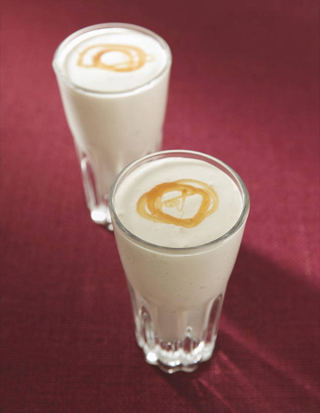 点心,牛奶,无人,竖图,俯视,室内,特写,白天,下午茶,餐桌,桌子,杯子,两块,阴影,红色背景,反射,影子,食品,饮品,营养,酸奶,玻璃制品,食物,糕点,饮料,两个,水杯,摄影,影棚,餐台,乳制品,奶,发酵,焦糖,海绵蛋糕,优格,优酪乳,奶酪蛋糕,乳酪蛋糕,玻璃杯,彩图,高角度拍摄,影棚拍摄,拍摄,蛋糕