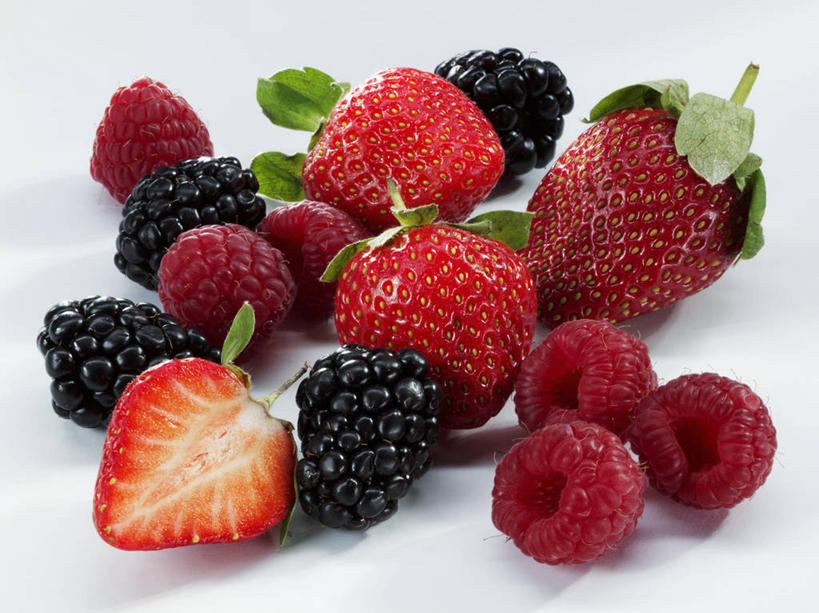 无人,横图,俯视,室内,特写,白天,白色背景,餐桌,桌子,草莓,浆果,黑莓,水果,叶子,一堆,许多,切开,阴影,堆叠,堆积,新鲜,反射,影子,桑葚,生食,食品,果实,绿叶,食物,红色,黑色,覆盆子,切,嫩叶,摄影,有机食品,绿色食品,影棚,餐台,堆,剖面,切面,露莓,叶,叶片,洋莓,水果皇后,红莓,地莓,彩图,高角度拍摄,影棚拍摄,拍摄