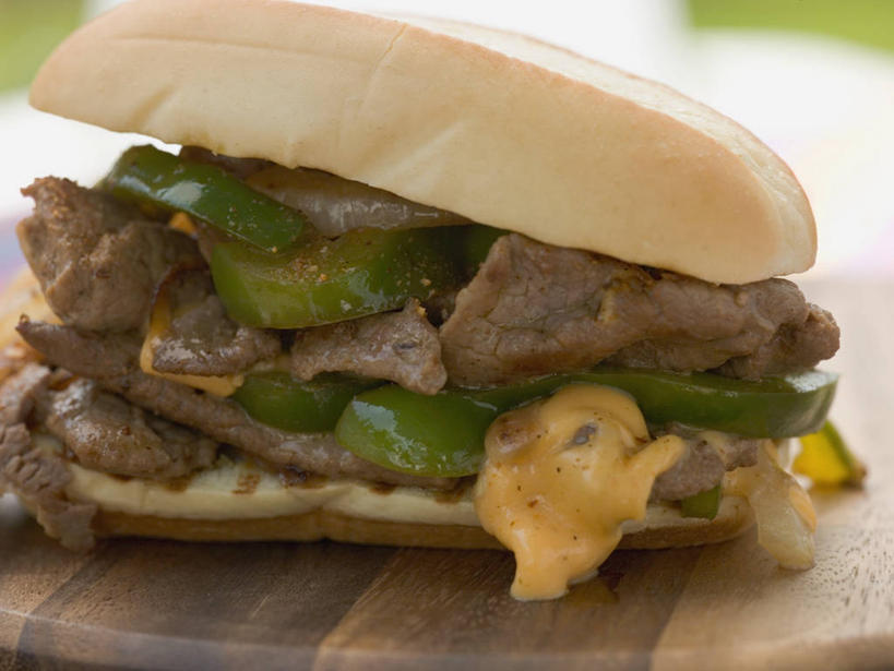 点心,面包,无人,横图,俯视,室内,特写,白天,烹饪,西餐,餐桌,桌子,辣椒,蔬菜,阴影,朦胧,模糊,新鲜,反射,木制,影子,肉,牛肉,三明治,料理,食品,面点,案板,菜肴,美食,肉类,砧板,食物,糕点,一个,木制品,快餐,西式,摄影,佳肴,有机食品,绿色食品,影棚,单个,餐台,肉食,彩椒,西式快餐,辣角,红海椒,大椒,辣虎,广椒,三文治,甜椒,柿子椒,辣子,海椒,番椒,灯笼椒,彩图,高角度拍摄,影棚拍摄,拍摄