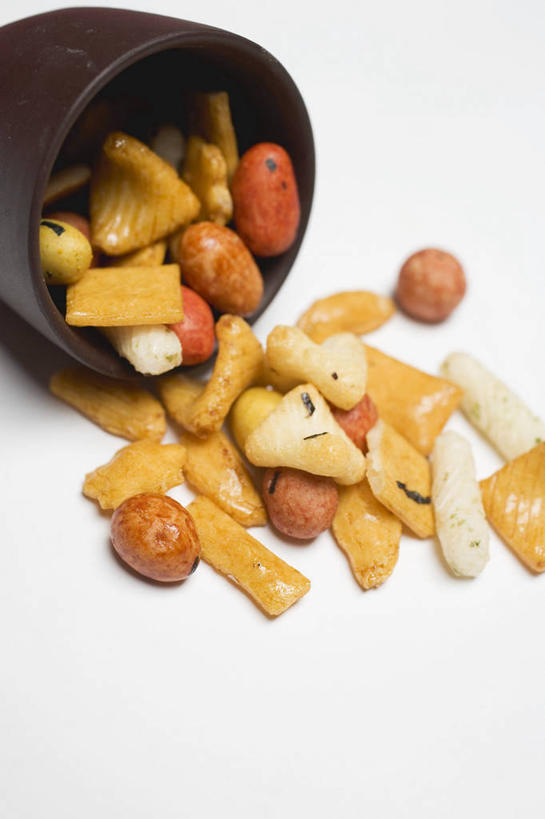 点心,无人,竖图,俯视,室内,特写,白天,白色背景,餐桌,桌子,一堆,许多,阴影,堆叠,堆积,反射,木制,影子,食品,食物,木制品,容器,碗,零食,摄影,影棚,餐台,储藏,堆,储存,彩图,高角度拍摄,影棚拍摄,拍摄,贮存