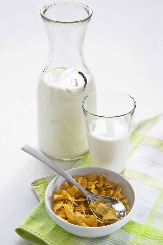 点心,牛奶,无人,竖图,俯视,室内,特写,白天,白色背景,早餐,餐桌,桌子,杯子,一把,一堆,许多,阴影,堆叠,堆积,反射,布料,罐子,影子,勺子,陶瓷,玉米片,食品,陶瓷制品,饮品,营养,布纹,玻璃制品,桌布,食物,饮料,玻璃瓶,餐巾,瓶子,容器,水杯,调羹,台布,汤匙,碗,快餐,零食,摄影,影棚,餐台,储藏,堆,乳制品,奶,牛乳,储存,垃圾食品,安神,玻璃杯,彩图,高角度拍摄,影棚拍摄,早饭,拍摄,贮存