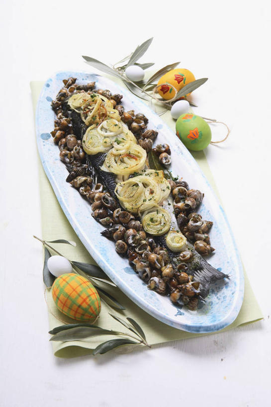 无人,竖图,俯视,室内,特写,白天,白色背景,烹饪,西餐,餐桌,桌子,餐具,叶子,复活节,阴影,节日,庆祝,反射,布料,碟子,盘,鹦鹉螺,影子,蛋,料理,食品,绿叶,海螺,布纹,文化,洋葱圈,菜肴,美食,海洋生物,桌布,食物,盘子,餐巾,碟,台布,快餐,庆典,嫩叶,西式,摄影,佳肴,影棚,餐台,纪念,软体动物,峨螺,水生动物,彩蛋,水生物,西式快餐,海底动物,垃圾食品,复活节彩蛋,叶,叶片,彩图,高角度拍摄,影棚拍摄,拍摄