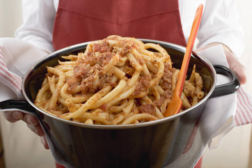 面食,面条,意大利面,西方人,手,一个人,站,捧,横图,俯视,室内,特写,白天,工作服,制服,烹饪,西餐,厨具,金属制品,欧洲,欧洲人,双手,仅一个年轻女性,仅一个女性,仅一个人,一堆,许多,阴影,堆叠,堆积,反射,金属,布料,锅子,围裙,影子,勺子,调料,酱料,酱汁,面,佐料,料理,食品,调味品,调味料,布纹,锅,酱,桌布,食物,一个,红色,餐巾,调羹,台布,汤匙,站着,手部,西式,摄影,影棚,单个,锅具,堆,烹饪用具,工作制服,年轻女性,女人,女性,白种人,烹调用具,端,端着,烹调,捧着,手捧,站立,半身,彩图,高角度拍摄,影棚拍摄,工作套服,拍摄