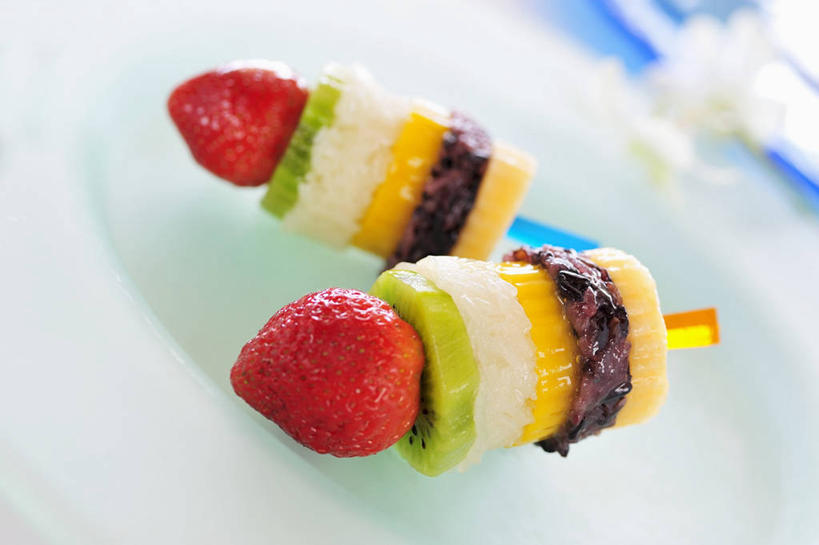 无人,横图,俯视,室内,特写,白天,餐桌,桌子,草莓,浆果,猕猴桃,餐具,水果,许多,阴影,朦胧,模糊,新鲜,反射,碟子,盘,影子,生食,食品,果实,食物,两个,一个,红色,盘子,碟,摄影,有机食品,绿色食品,影棚,单个,餐台,取食签,洋莓,水果皇后,奇异果,猕猴梨,红莓,地莓,彩图,高角度拍摄,影棚拍摄,拍摄