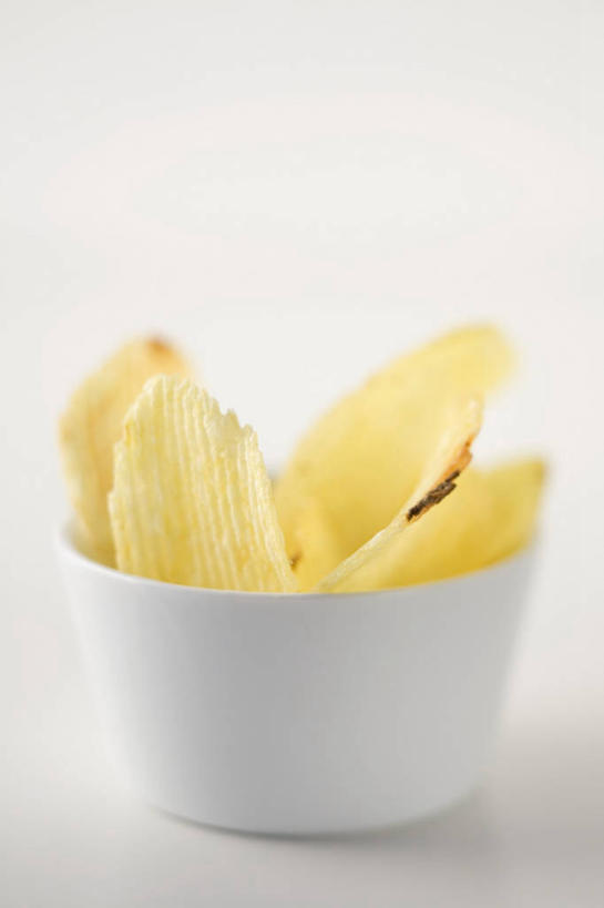 点心,无人,竖图,俯视,室内,特写,白天,白色背景,餐桌,桌子,一堆,许多,阴影,堆叠,堆积,反射,影子,陶瓷,食品,陶瓷制品,薯片,食物,一个,白色,容器,碗,零食,摄影,影棚,单个,餐台,储藏,堆,储存,垃圾食品,彩图,高角度拍摄,影棚拍摄,拍摄,贮存