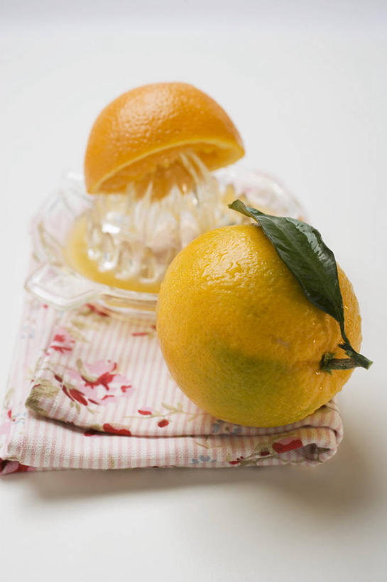 果汁,无人,竖图,俯视,室内,特写,白天,白色背景,餐桌,桌子,柑橘,水果,叶子,切开,阴影,新鲜,反射,布料,影子,生食,食品,果实,绿叶,饮品,布纹,榨汁机,桌布,食物,饮料,餐巾,台布,切,嫩叶,摄影,有机食品,绿色食品,影棚,餐台,可口,剖面,切面,手动榨汁机,适口,叶,叶片,橘子,桔子,橙子,橙,彩图,高角度拍摄,影棚拍摄,拍摄