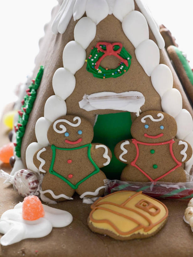 点心,无人,竖图,俯视,室内,特写,白天,白色背景,餐桌,桌子,圣诞节,阴影,节日,庆祝,装饰,人形,反射,影子,食品,甜点,文化,食物,糕点,饼干,甜食,零食,庆典,摄影,影棚,餐台,纪念,华丽,修饰,点缀,酥饼,姜饼,衬托,美观,雅致,雅观,姜饼人,装饰饼干,姜饼屋,彩图,高角度拍摄,影棚拍摄,拍摄