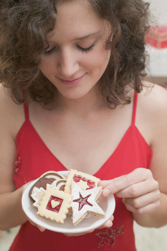 点心,西方人,一个人,站,笑,微笑,竖图,俯视,室内,白天,餐具,吊带,欧洲,圣诞节,欧洲人,仅一个年轻女性,仅一个女性,仅一个人,握,阴影,服装,节日,庆祝,反射,碟子,盘,影子,食品,曲奇,注视,吊带衫,文化,食物,一个,衣服,红色,白色,盘子,碟,饼干,果酱,零食,低头,观察,看,站着,庆典,握着,服饰,单个,观看,纪念,察看,衣着,穿着,关注,曲奇饼,曲奇饼干,果子酱,衣饰,年轻女性,女人,女性,白种人,站立,半身,彩图,高角度拍摄