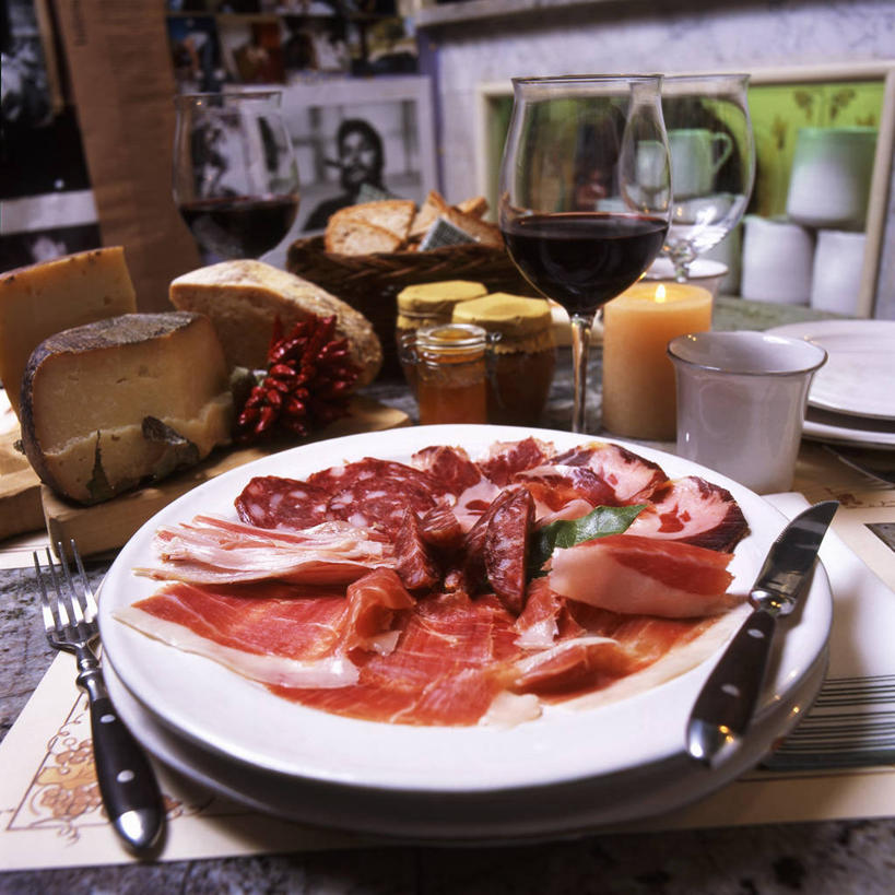 奶酪,无人,方图,俯视,室内,特写,白天,烹饪,西餐,植物,餐桌,桌子,杯子,餐具,蜡烛,许多,阴影,反射,叉子,刀叉,刀子,碟子,高脚杯,盘,盆栽,影子,肉,干酪,起司,料理,食品,盆景,红酒杯,芝士,营养,火腿,猪肉,菜肴,美食,肉类,玻璃制品,食物,腌制,绿色,自然,盘子,玻璃瓶,酒杯,瓶子,碟,乳酪,西式,佳肴,生长,成长,餐台,乳制品,葡萄酒杯,餐刀,发酵,肉食,餐叉,广口瓶,豚肉,烛炬,熏制,火肉,兰熏,猪腿,玻璃杯,进餐用具,彩图,高角度拍摄