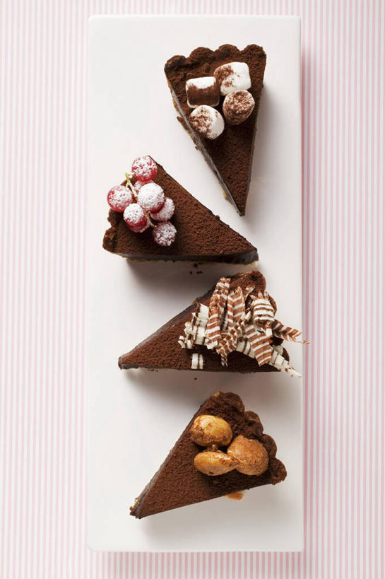 点心,无人,竖图,俯视,室内,特写,白天,下午茶,餐桌,桌子,餐具,阴影,反射,碟子,盘,影子,食品,糖,糖果,坚果,果实,食物,糕点,白色,盘子,碟,干果,巧克力,四块,摄影,影棚,餐台,朱古力,彩图,高角度拍摄,影棚拍摄,拍摄,蛋糕