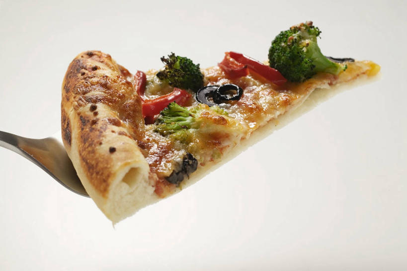 无人,横图,俯视,室内,特写,白天,白色背景,烹饪,西餐,辣椒,蔬菜,餐具,一把,一块,阴影,新鲜,反射,叉子,影子,花菜,花椰菜,西兰花,料理,食品,披萨,匹萨,菜肴,美食,食物,红色,快餐,西式,摄影,佳肴,有机食品,绿色食品,影棚,椰菜花,比萨,彩椒,西式快餐,垃圾食品,餐叉,辣角,红海椒,大椒,辣虎,广椒,意大利薄饼,甘蓝花,进餐用具,甜椒,柿子椒,辣子,海椒,番椒,灯笼椒,彩图,高角度拍摄,影棚拍摄,拍摄