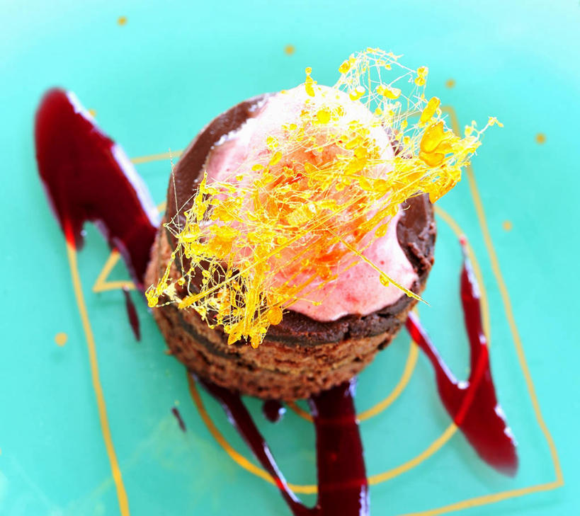 无人,横图,俯视,室内,特写,白天,餐桌,桌子,浆果,餐具,水果,阴影,新鲜,反射,碟子,盘,影子,桑葚,生食,食品,糖,糖果,甜点,甜品,果实,食物,一个,红色,蓝色,盘子,碟,果酱,甜食,巧克力,覆盆子,摄影,有机食品,绿色食品,影棚,单个,餐台,朱古力,果子酱,彩图,高角度拍摄,影棚拍摄,拍摄