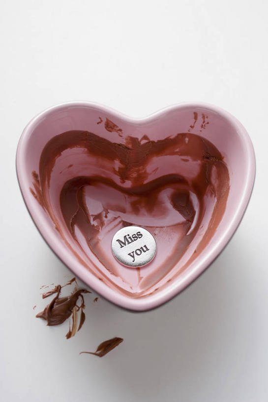 无人,竖图,俯视,室内,特写,白天,白色背景,爱情,餐桌,桌子,阴影,爱心,反射,影子,陶瓷,食品,糖,糖果,甜点,甜品,陶瓷制品,浪漫,食物,容器,碗,甜食,巧克力,温暖,温馨,心形,恩爱,摄影,肮脏,影棚,餐台,储藏,朱古力,和睦,储存,邋遢,龌龊,污秽,心型,彩图,高角度拍摄,影棚拍摄,拍摄,融洽,贮存