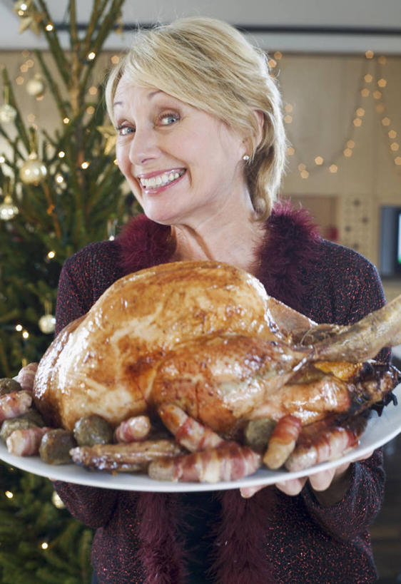 西方人,一个人,站,捧,笑,微笑,露齿笑,竖图,室内,白天,正面,植物,蔬菜,餐具,照明,欧洲,圣诞节,欧洲人,仅一个女性,仅一个人,服装,节日,庆祝,新鲜,彩灯,碟子,盘,灯光,鸡肉,肉,食品,圣诞树,火鸡,注视,休闲装,文化,肉类,灯,树,树木,食物,衣服,绿色,自然,盘子,灯具,碟,观察,看,站着,仅一个中年女性,庆典,休闲,休闲服,烤鸡,服饰,花灯,有机食品,绿色食品,生长,成长,观看,纪念,照亮,察看,照明设备,关注,肉食,女人,女性,中年女性,白种人,端,端着,捧着,手捧,站立,半身,彩图