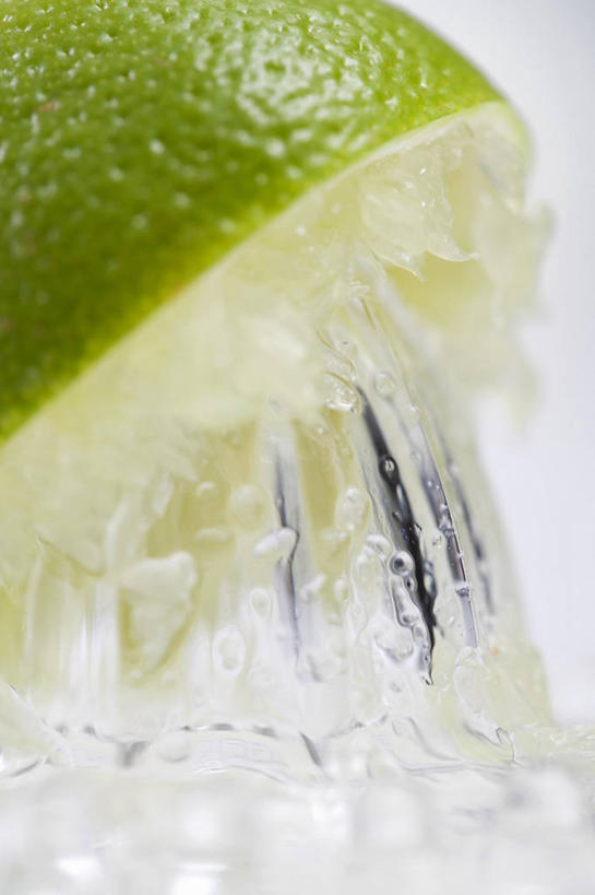 果汁,无人,竖图,俯视,室内,特写,白天,白色背景,桌面,桌子,水果,阴影,朦胧,模糊,新鲜,反射,木制,影子,冰,生食,冰块,食品,果实,饮品,榨汁机,冷冻,食物,饮料,一个,木制品,寒冷,摄影,有机食品,绿色食品,影棚,冷藏,单个,冰冷,可口,手动榨汁机,酸橙,保鲜,代代,适口,橙子,橙,彩图,高角度拍摄,影棚拍摄,拍摄