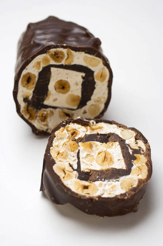 无人,竖图,俯视,室内,特写,白天,白色背景,桌面,桌子,杏仁,阴影,反射,木制,影子,食品,糖,糖果,甜点,甜品,食物,木制品,甜食,摄影,影棚,牛轧糖,鸟结糖,纽结糖,杏子,杏梅仁,杏核仁,木落子,苦杏仁,彩图,高角度拍摄,影棚拍摄,拍摄