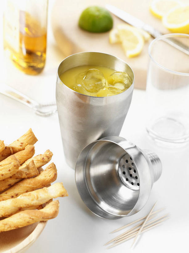 无人,竖图,俯视,室内,特写,白天,桌面,桌子,水果,阴影,朦胧,模糊,新鲜,反射,木制,影子,生食,食品,果实,调酒器,酒类,文化,竹签,酒,食物,饮料,木制品,鸡尾酒,调酒,有机食品,绿色食品,创造,调酒壶,想象,取食签,酸橙,代代,调酒瓶,雪克杯,雪克壶,摇酒壶,摇酒器,橙子,橙,彩图,高角度拍摄