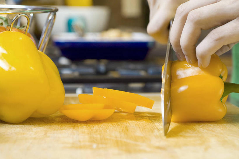 西方人,手,一个人,横图,俯视,室内,特写,白天,桌面,桌子,辣椒,蔬菜,金属制品,欧洲,欧洲人,双手,仅一个年轻女性,仅一个女性,仅一个人,切开,握,阴影,朦胧,模糊,新鲜,反射,金属,木制,工具,影子,食品,案板,刀具,拿,拿着,砧板,食物,木制品,刀,切,手部,橙色,握着,有机食品,绿色食品,菜刀,剖面,彩椒,切面,辣角,红海椒,大椒,辣虎,广椒,切菜刀,年轻女性,女人,女性,白种人,甜椒,柿子椒,辣子,海椒,番椒,灯笼椒,半身,彩图,高角度拍摄