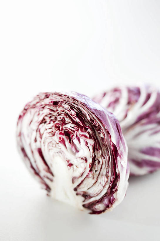 无人,竖图,俯视,室内,特写,白天,白色背景,桌面,桌子,蔬菜,椰菜,卷心菜,切开,阴影,新鲜,反射,纹路,木制,纹理,影子,紫甘蓝,食品,紫包菜,食物,木制品,切,赤甘蓝,甘蓝,摄影,有机食品,绿色食品,影棚,剖面,紫椰菜,切面,肌理,紫圆白菜,结球甘蓝,红甘蓝,甘兰,包心菜,彩图,高角度拍摄,影棚拍摄,拍摄