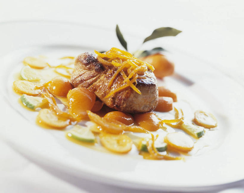 无人,横图,俯视,室内,特写,白天,白色背景,烹饪,西餐,桌面,桌子,餐具,水果,阴影,朦胧,模糊,新鲜,反射,木制,碟子,盘,影子,肉,生食,料理,食品,果实,菜肴,美食,肉类,食物,一个,盘子,木制品,碟,金橘,金桔,西式,摄影,佳肴,有机食品,绿色食品,影棚,单个,金弹,金柑,金枣,洋奶桔,肉食,牛奶桔,彩图,高角度拍摄,影棚拍摄,拍摄