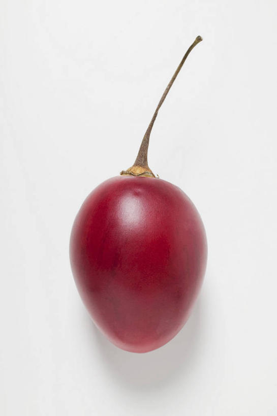 无人,竖图,俯视,室内,特写,白天,白色背景,桌面,桌子,蔬菜,西红柿,小番茄,阴影,新鲜,反射,木制,影子,食品,食物,一个,红色,木制品,摄影,有机食品,绿色食品,影棚,单个,小西红柿,樱桃小番茄,珍珠小番茄,樱桃番茄,圣女果,番茄,彩图,高角度拍摄,影棚拍摄,拍摄