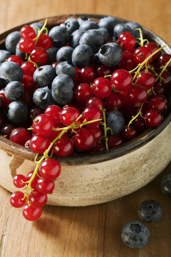 无人,竖图,俯视,室内,特写,白天,桌面,桌子,浆果,蓝莓,水果,一堆,许多,阴影,堆叠,堆积,新鲜,反射,木制,木盒,影子,灯笼果,生食,食品,果实,很多,食物,一个,红色,蓝色,木制品,容器,有机食品,绿色食品,单个,储藏,堆,储存,红醋栗,山都柿,蓝浆果,蓝靛果,醋栗,彩图,高角度拍摄,贮存