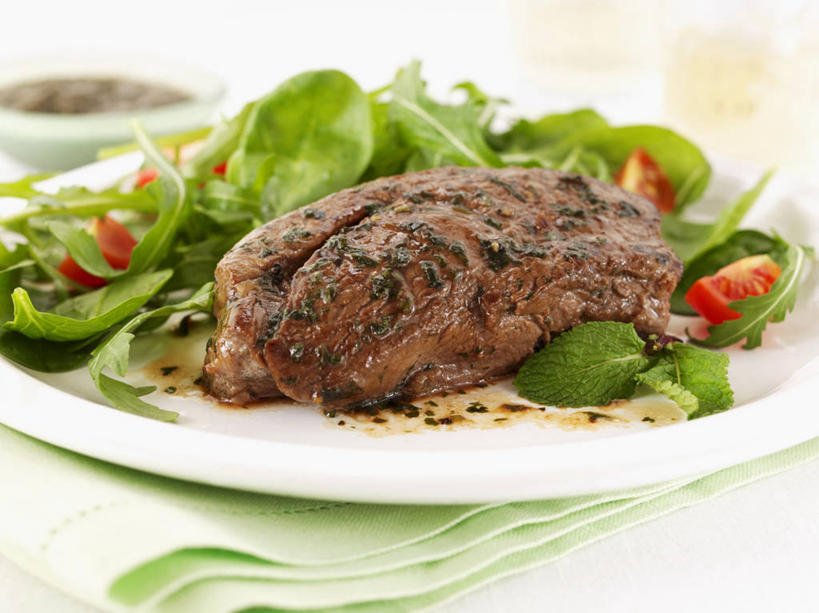 无人,横图,俯视,室内,特写,白天,烹饪,西餐,桌面,桌子,菠菜,蔬菜,西红柿,小番茄,餐具,叶子,纺织品,阴影,朦胧,模糊,新鲜,反射,木制,布,碟子,盘,影子,肉,生食,蔬菜沙拉,牛排,牛肉,沙拉,料理,食品,绿叶,织物,色拉,沙律,菜肴,美食,肉类,食物,两个,盘子,木制品,碟,嫩叶,西式,佳肴,有机食品,绿色食品,色拉酱,布匹,千岛酱,肉食,卡其布,小西红柿,樱桃小番茄,珍珠小番茄,叶,叶片,鹦鹉菜,樱桃番茄,鼠根菜,圣女果,角菜,红嘴绿鹦哥,番茄,赤根菜,菠薐菜,波斯草,彩图,高角度拍摄