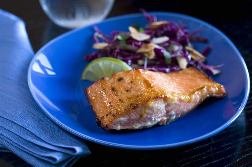 无人,横图,俯视,室内,特写,白天,烹饪,西餐,桌面,桌子,杏仁,蔬菜,椰菜,卷心菜,餐具,阴影,黑色背景,新鲜,反射,木制,碟子,盘,影子,紫甘蓝,肉,鱼肉,料理,食品,菜肴,美食,肉类,紫包菜,食物,一个,盘子,餐巾,木制品,碟,赤甘蓝,甘蓝,西式,摄影,佳肴,有机食品,绿色食品,影棚,单个,肉食,紫椰菜,紫圆白菜,保洁方巾,口布,杏子,杏梅仁,杏核仁,木落子,苦杏仁,结球甘蓝,红甘蓝,甘兰,包心菜,彩图,高角度拍摄,影棚拍摄,拍摄