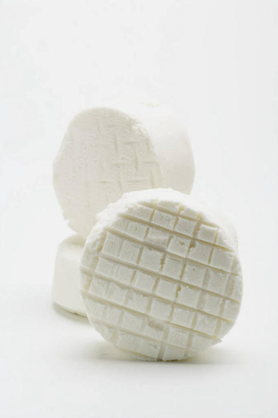 奶酪,无人,竖图,俯视,室内,特写,白天,白色背景,桌面,桌子,阴影,反射,木制,影子,干酪,起司,芝士,营养,三个,白色,木制品,乳酪,摄影,影棚,乳制品,发酵,山羊奶酪,彩图,高角度拍摄,影棚拍摄,拍摄