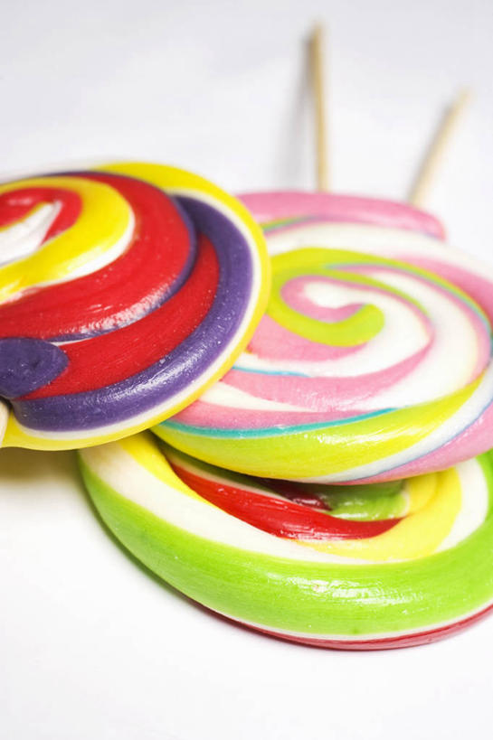 无人,竖图,俯视,室内,特写,白天,白色背景,桌面,桌子,阴影,反射,木制,棒棒糖,影子,食品,糖,糖果,甜点,甜品,食物,三个,木制品,甜食,摄影,影棚,彩图,高角度拍摄,影棚拍摄,拍摄